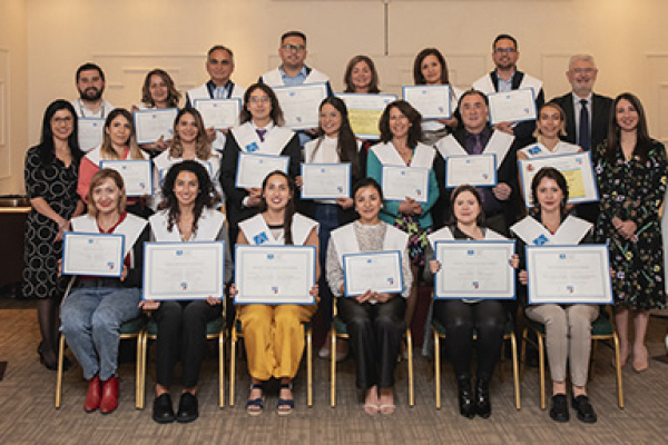 UNIB festeja junto a un grupo de becados en una ceremonia de entrega de títulos